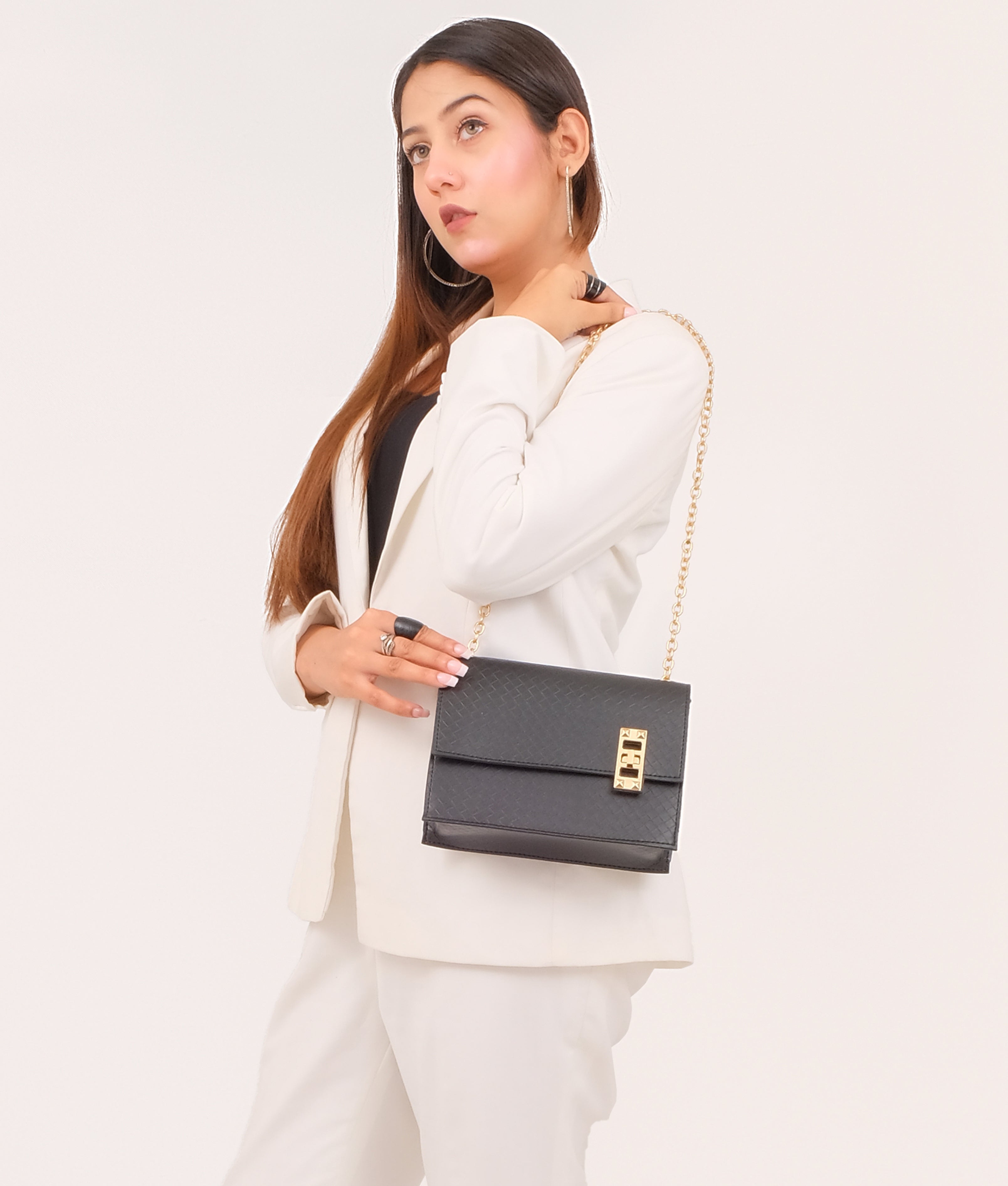 LumaVex - Black weaved chain shoulder bag with twist lock